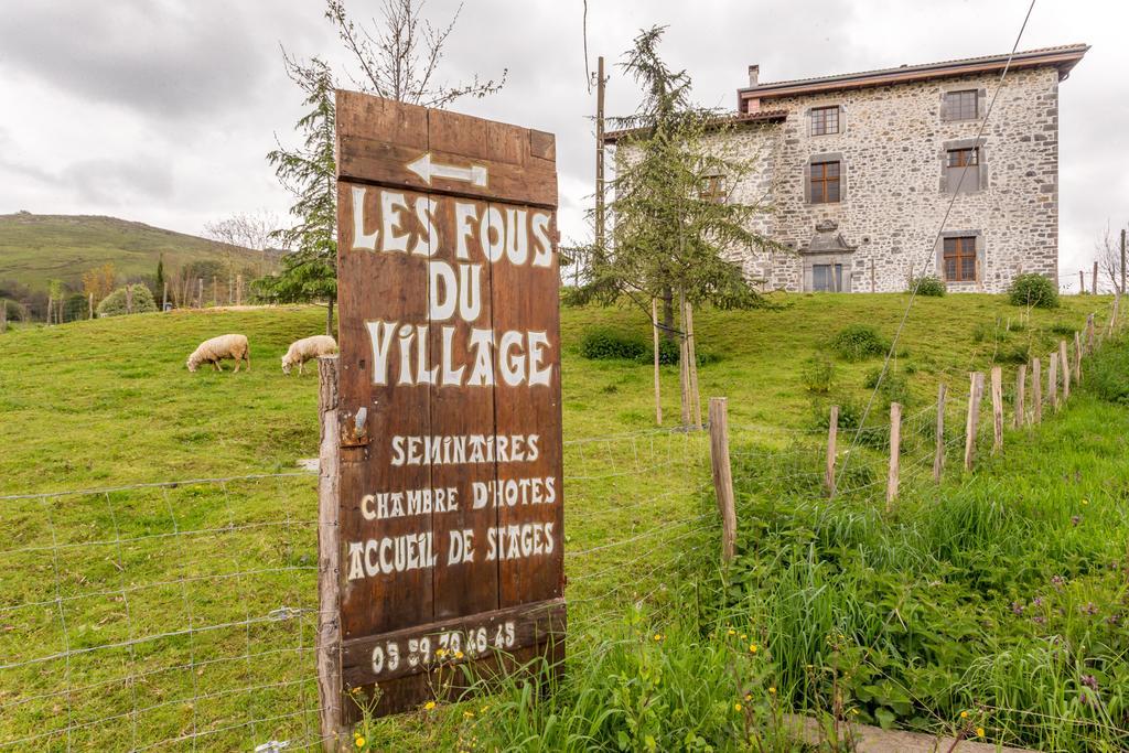 Les Fous Du Village Saint-Esteben Exteriér fotografie